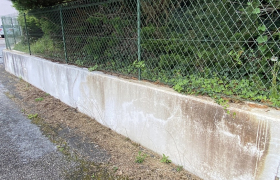 Nettoyage puis remise en peinture d'un muret