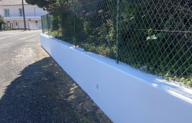 Nettoyage puis remise en peinture d'un muret